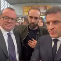 OIivier Damaisin, avec Edouard Bergeon et Emmanuel Macron le 25 février 2023 au salon de l'Agriculture.