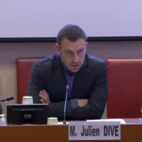 Le député Julien Dive lors de l’examen de sa proposition de loi en commission des affaires sociales.