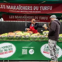 Sur un étal factice aux abords du Salon de l’agriculture, le mouvement Terre de liens a ciblé le 27 février la marque Bret’s (du groupe Altho).
