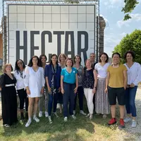 Groupe d'agricultrices en formation au campus Hectar cofondé par Xavier Niel et Audrey Bourolleau