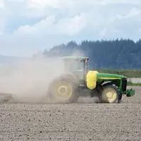 Tracteur dans un champ frappé par la sécheresse
