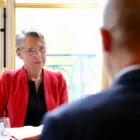 Elisabeth Borne face à Arnaud Rousseau, président de la FNSEA, dans son bureau de Matignon.