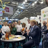 Marc Fesneau devant des élèves de grandes écoles agricoles publiques au salon de l'agriculture.