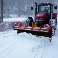 Tracteur en train de déneiger une route.