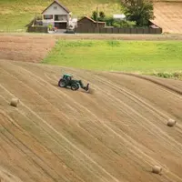 Travaux agricoles dans les champs