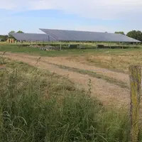 panneaux photovoltaïques dans un champs