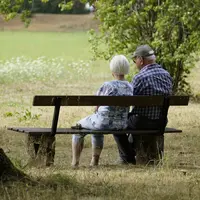 Agriculteurs retraités sur un banc