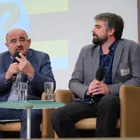 André Bernard, agriculteur et Alexis Guilpart, animateur à France Nature Environnement débattent sur les retenues d'eau.
