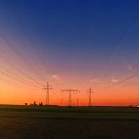 Ligne électrique au-dessus d'un champ