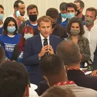 Emmanuel Macron avec les jeunes agriculteurs à Terres de Jim.