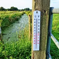 thermomètre dans un champ