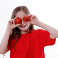 enfant avec deux tomates