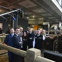 Emmanuel Macron avec Marc Fesneau devant Ovalie et ses éleveurs lors de l'inauguration du salon de l'agriculture.