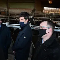 Julien Denormandie dans une ferme laitière.