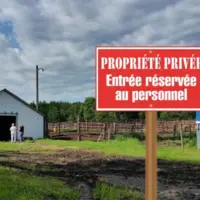 Panneau propriété privée devant un élevage