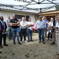 Parmi les éleveurs ovins à La Mure-Argens, Alpes-de-Haute-Provence, Fabienne Buccio, préfète coordinatrice du Plan Loup.