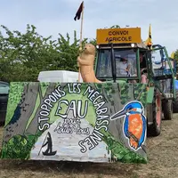 Tracteur participant au convoi de l'eau