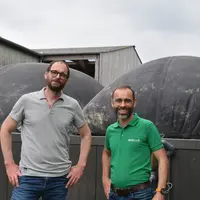 Benoît Darley et Alexandre Bougeant devant l'unité de micro-méthanisation