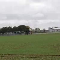 pulvérisateur dans un champ