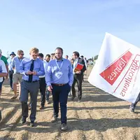 Marc Fesneau, ministre de l’Agriculture, et Arnaud Gaillot, président des Jeunes agriculteurs, déambullant à Terres de Jim 2023