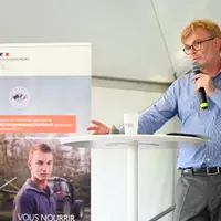 Marc Fesneau sur une estrade en plein discours