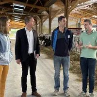 Le député Freddy Sertin avec des éleveurs laitiers victimes d'une intrusion.
