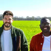 Paul Rodrigues et Adime Amoukou, cofondateurs d’Hectarea, devant un champs.