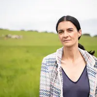 Audrey Bourolleau, fondatrice d'Hectar, posant dans la ferme pilote dans les Yvelines.