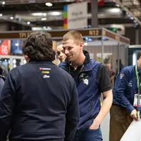 Discussions entre agriculteurs et professionnels agricoles dans les allées du salon de l'agriculture 2022