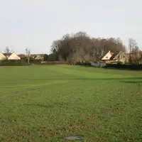 Habitations à côté d'une parcelle agricole