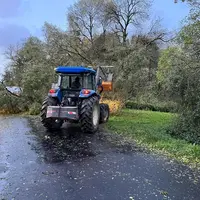 Un agriculteur aidant à dégager un route suite à la tempête Ciaran.