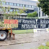 Manifestation de la Confédération paysanne devant une préfecture