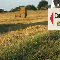 Panneau indiquant un camping à la ferme.