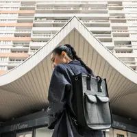 Femme portant un sac Pleneri à base de fibres de lin