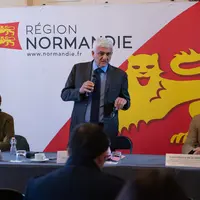 Hervé Morin, président de la région Normandie lors d'une conférence de presse.