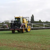 Traitement herbicide sur du colza avec un pulvérisateur