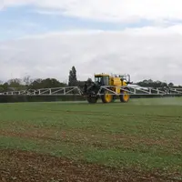 Pulvérisateur dans un champ