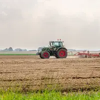 Tracteur dans un champ