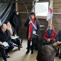 Eric Dupond-Moretti avec Nicole Le Peih dans une exploitation agricole du Morbihan