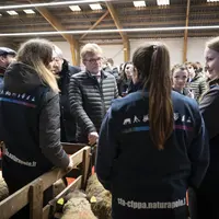 Marc Fesneau discutant avec des jeunes du lycée agricole d'Yvetot