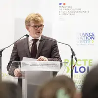 Marc Fesneau présentant le pacte d'orientation pour le renouvellement des générations en agriculture