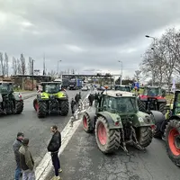 Le 18 janvier, des jeunes agriculteurs bloquent avec des tracteurs un péage d'autoroute dans le Tarn et Garonne.