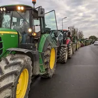 File de tracteurs bloquant une route