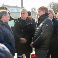 Marc Fesneau écoutant l'éleveur laitier Franck Thivirier, à Massay dans le Cher.
