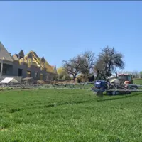 Pulvérisateur de produits phytopharmaceutiques à côté d'une zone d'habitation en construction