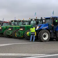 Tracteurs faisan un barrage routier en Ile-de-France le 1er février 2024.
