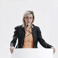 Agnès Pannier-Runacher devant un pupitre
