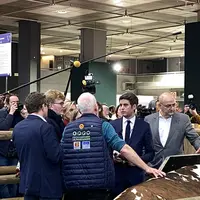 Gabriel Attal, ce mardi 27 février, avec Marc Fesneau et Agnès Pannier-Runacher devant la vache Oreillette au salon de l'Agriculture.