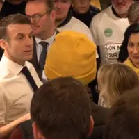 Emmanuel Macron débattant avec une trentaine d'agriculteurs au salon de l'agriculture 2024.