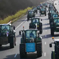 Convoi de tracteurs lors des manifestations agricoles de janvier 2024 sur l'autoroute A10